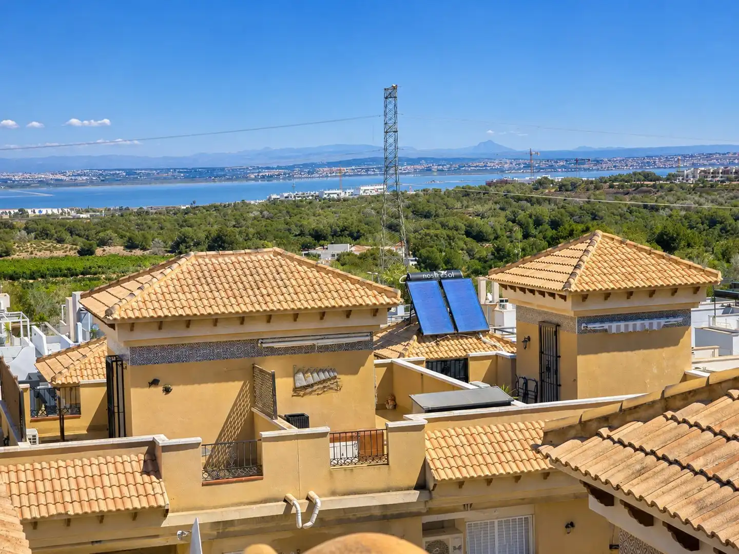 Vista exterior de Casa o xalet en venda en Orihuela amb Aire condicionat, Calefacció i Jardí privat