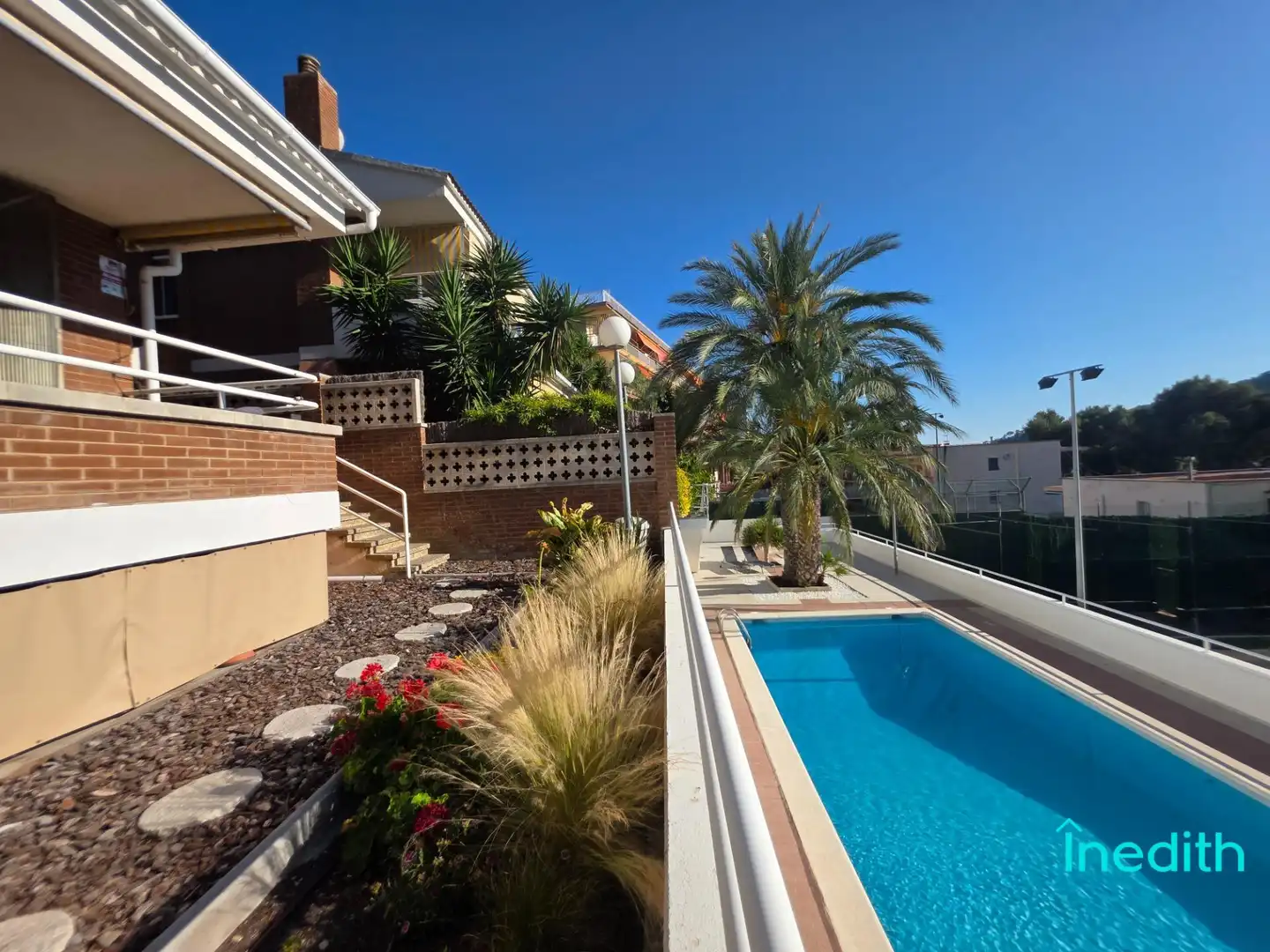Vista exterior de Casa adosada en venda en Castelldefels amb Calefacció, Jardí privat i Terrassa