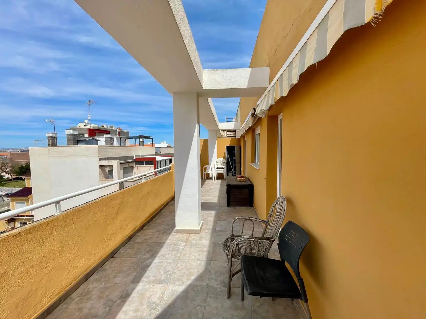 Terrasse von Dachboden zur Miete in Torrevieja mit Klimaanlage, Heizung und Möbliert