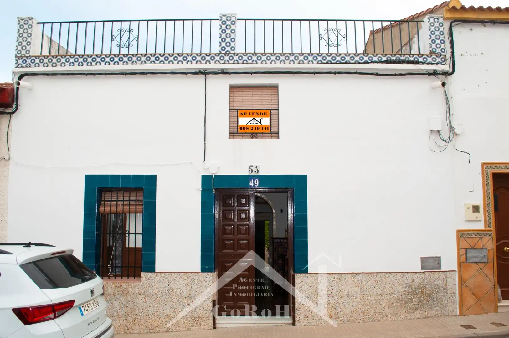 Vista exterior de Casa adosada en venda en Almadén de la Plata amb Traster i Moblat