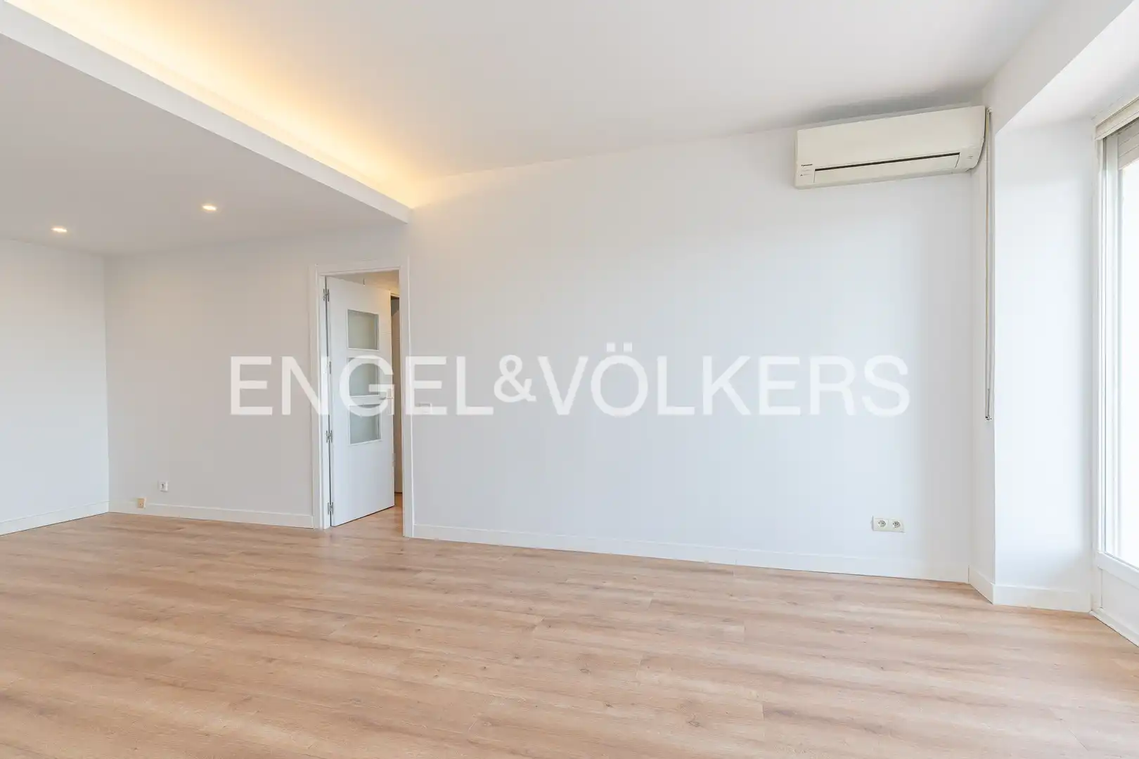 Living room of Flat for rent in Madrid  with Air Conditioner, Heating and Terrace