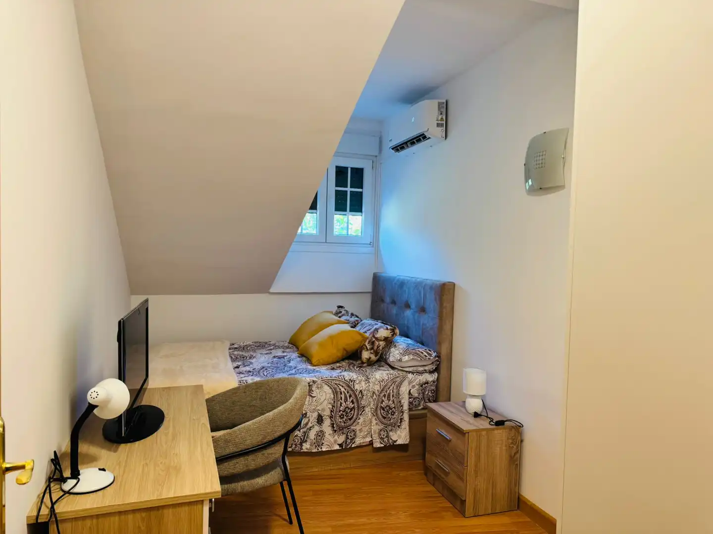 Bedroom of Duplexes for rent in Sevilla la Nueva  with Air Conditioner, Heating and Storage room