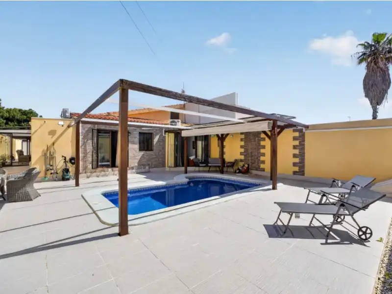 Casa aparellada amb piscina en venda a Nueva Torrevieja - Aguas Nuevas