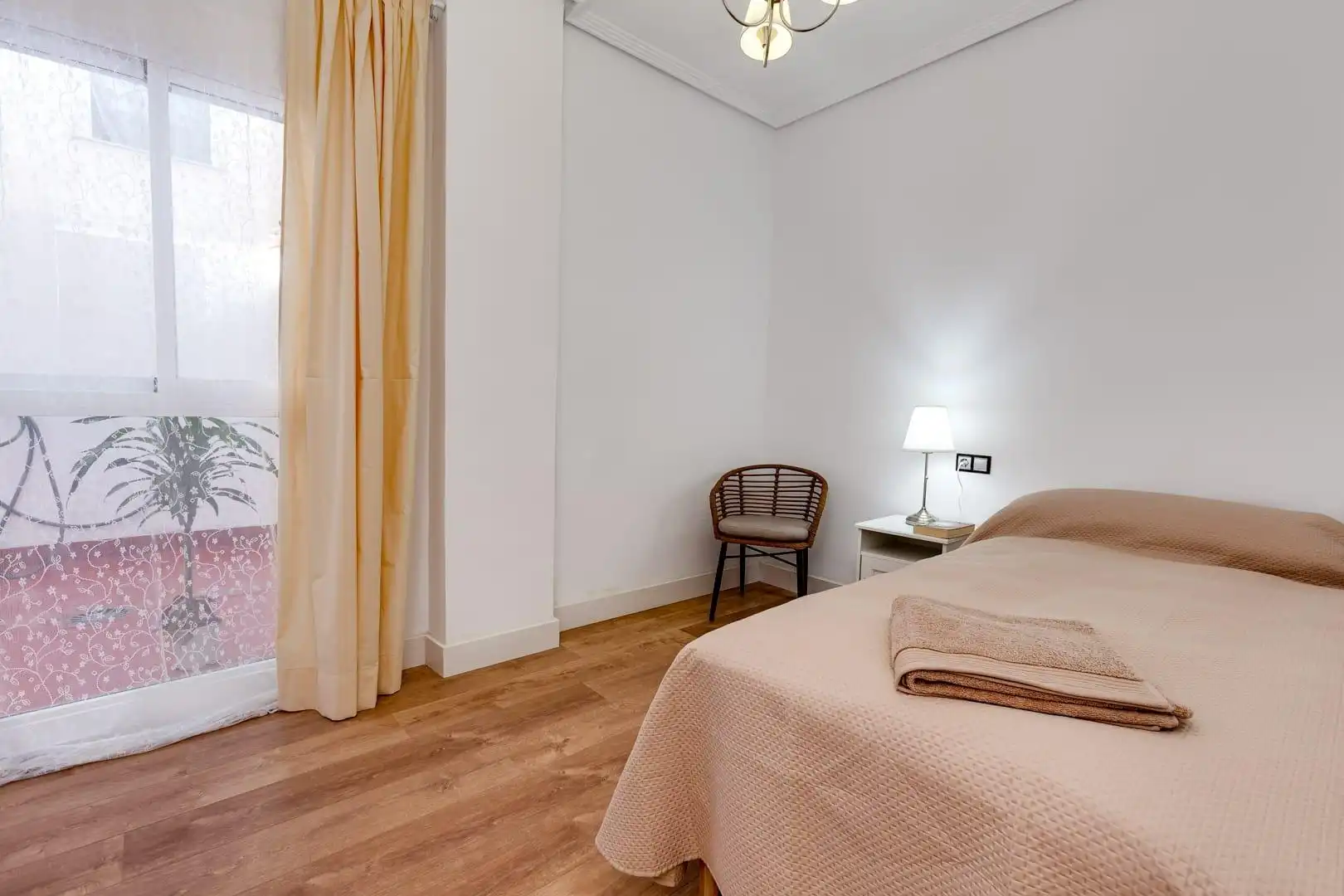 Schlafzimmer von Wohnungen zur Miete in Torrevieja mit Klimaanlage, Heizung und Privatgarten