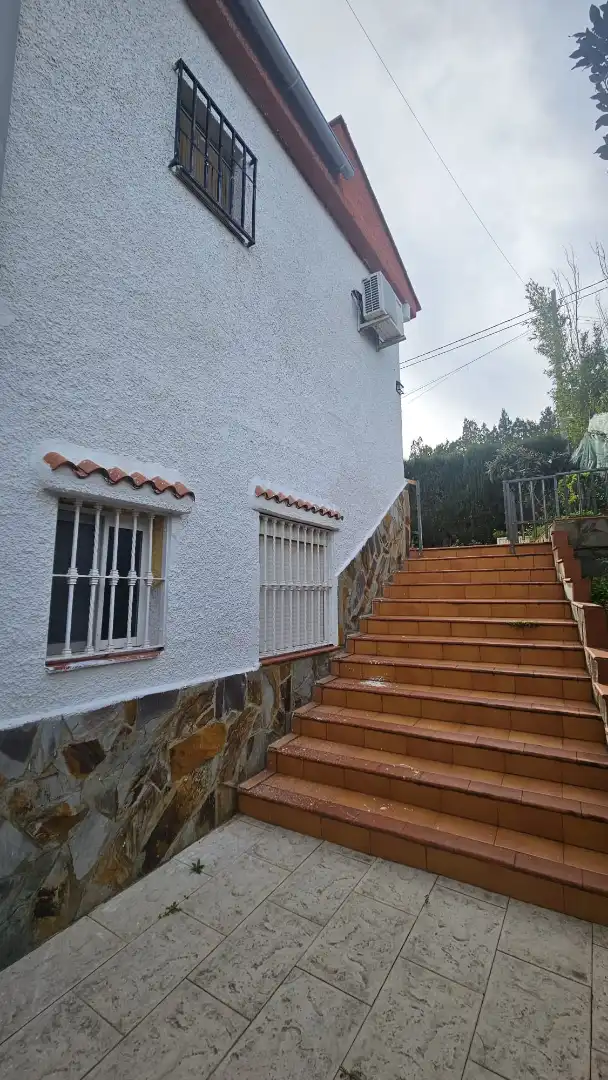 Vista exterior de Casa o xalet en venda en Torrent amb Aire condicionat, Terrassa i Piscina