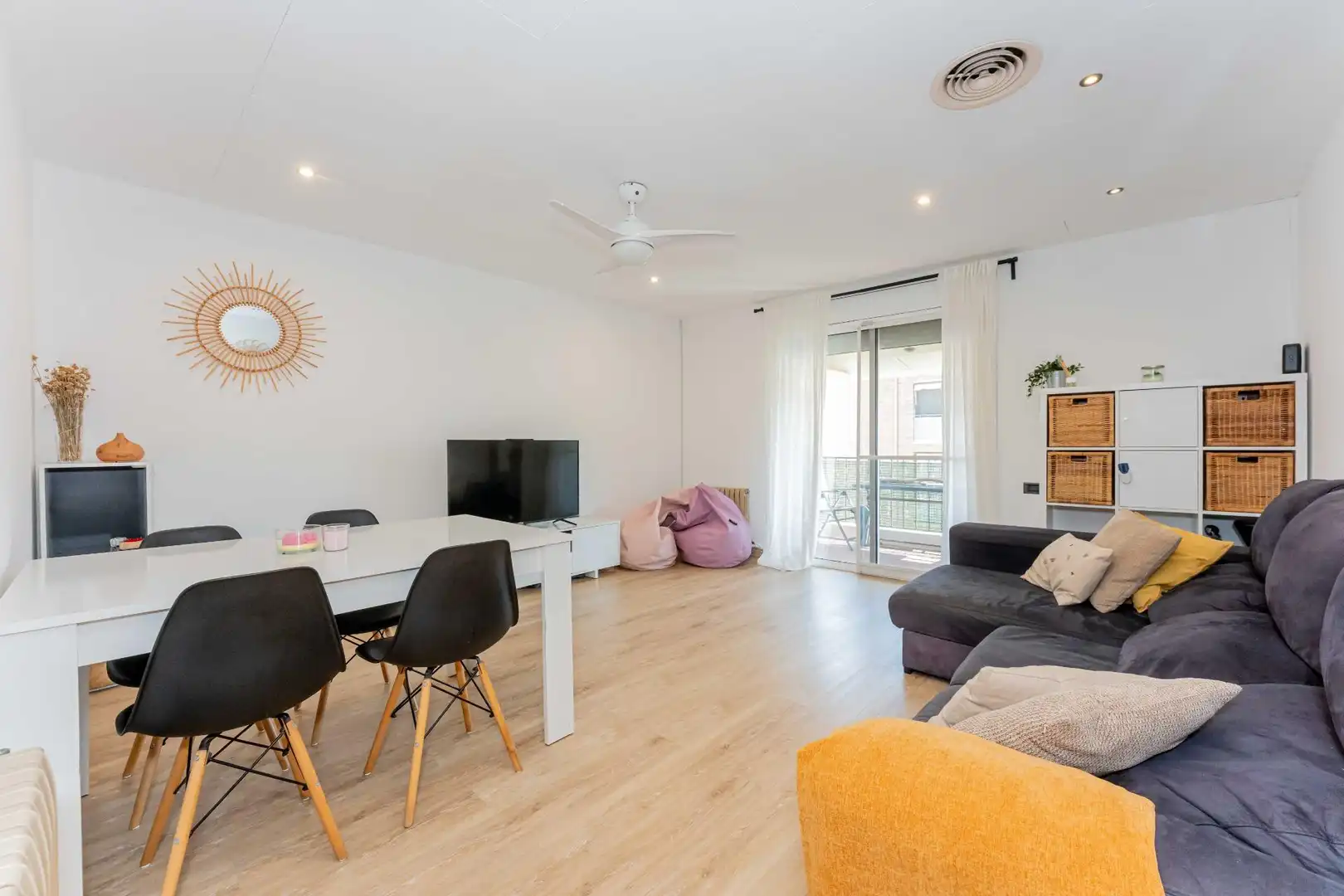 Living room of Flat for sale in Castelldefels  with Air Conditioner, Heating and Parquet flooring