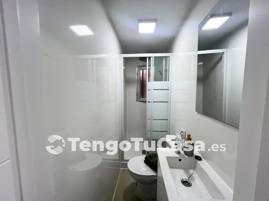 Bathroom of Flat for sale in Madrid  with Air Conditioner, Furnished and Oven