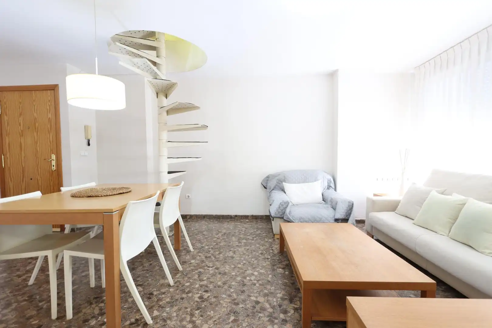 Sala de estar de Ático en venta en La Pobla de Vallbona con Calefacción, Terraza y Trastero
