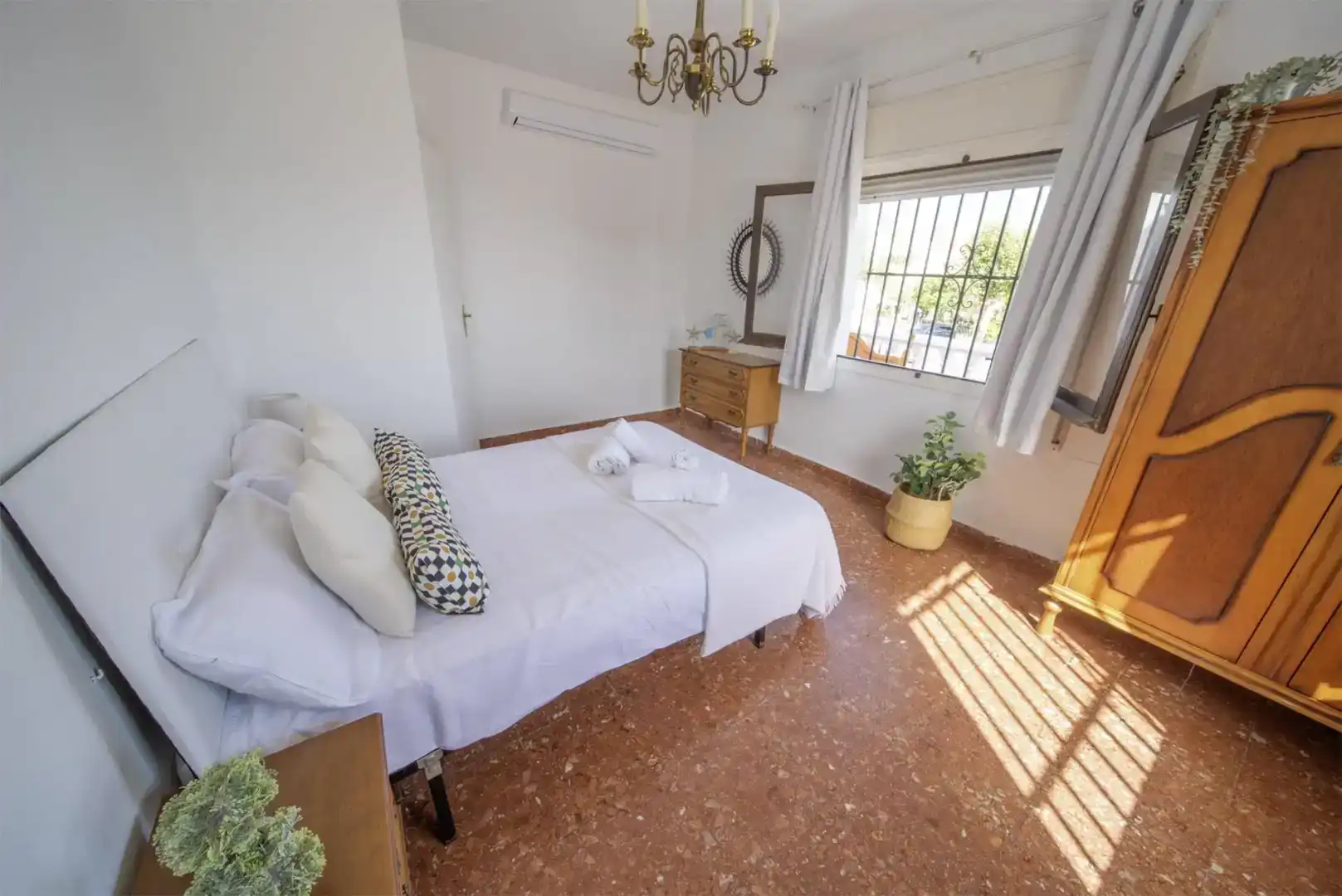 Dormitori de Casa o xalet de lloguer en Nerja amb Aire condicionat, Jardí privat i Traster