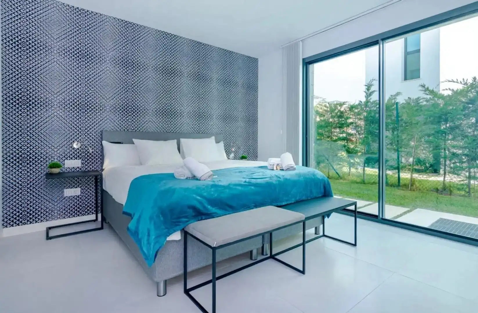Dormitori de Casa o xalet en venda en Marbella amb Aire condicionat, Jardí privat i Terrassa