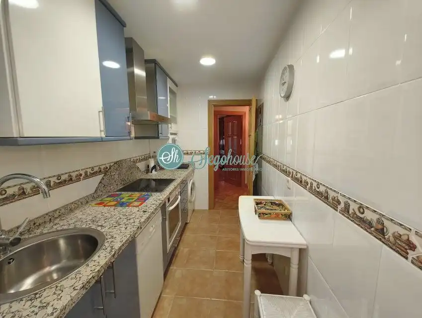 Cuina de Pis en venda en Segovia amb Calefacció, Parquet i Moblat