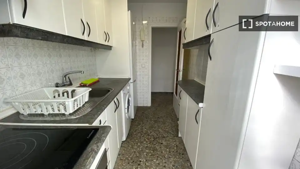 Cuina de Pis de lloguer en Madrid amb Aire condicionat, Calefacció i Moblat