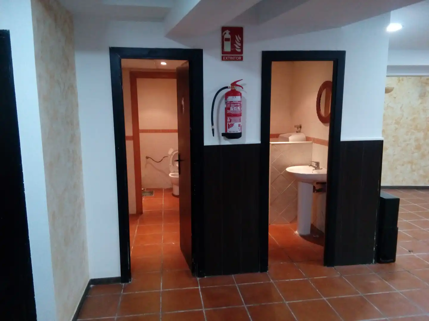 Badezimmer von Geschaftsraum zur Miete in Navalcarnero mit Klimaanlage, Heizung und Terrasse