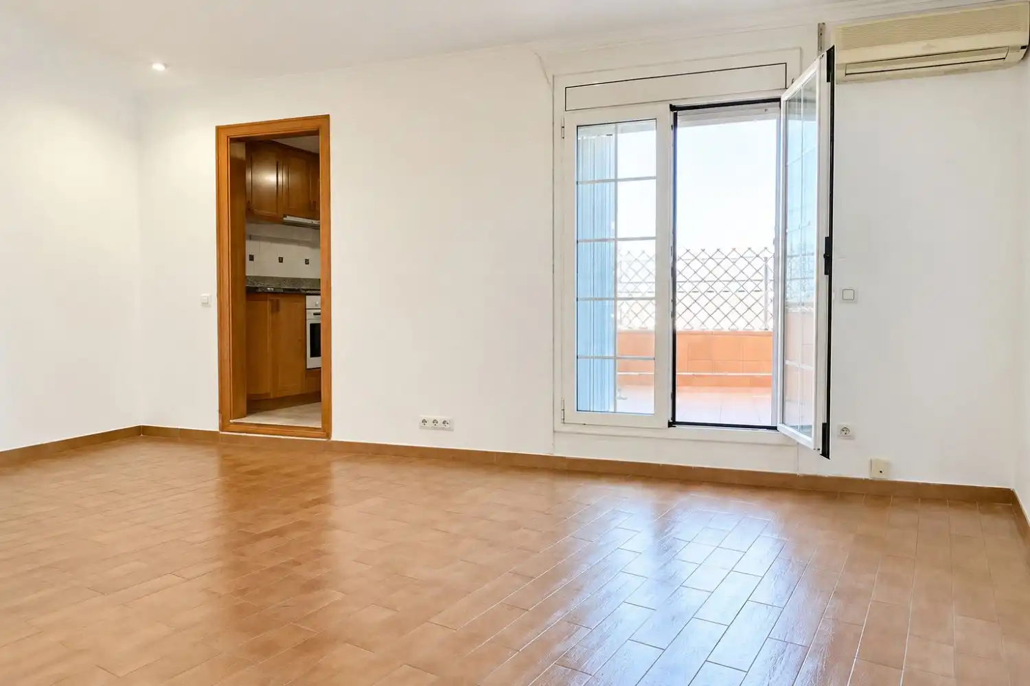 Sala de estar de Ático en venta en Sant Boi de Llobregat con Aire acondicionado, Calefacción y Terraza