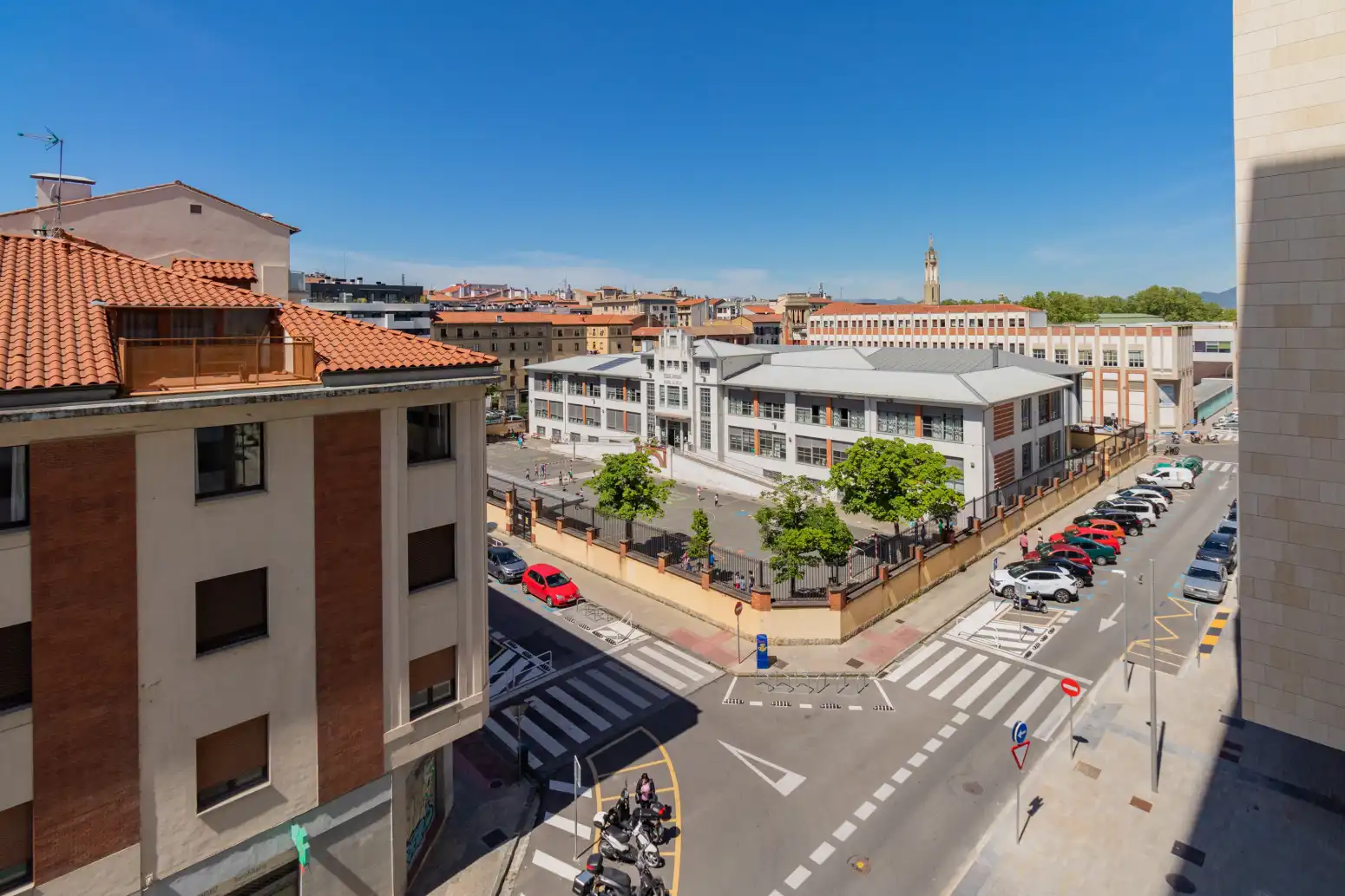 Außenansicht von Wohnung zur Miete in  Pamplona / Iruña mit Klimaanlage, Heizung und Terrasse