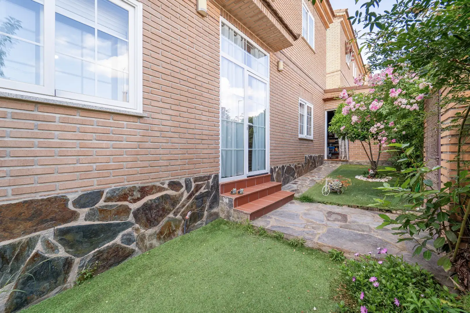 Vista exterior de Casa adosada en venta en La Torre de Esteban Hambrán con Aire acondicionado, Calefacción y Jardín privado