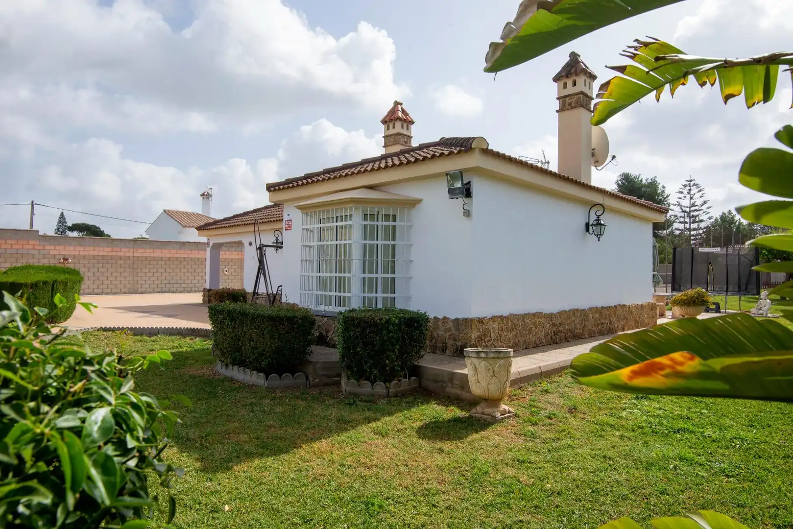 Vista exterior de Casa o chalet en venta en Chiclana de la Frontera con Aire acondicionado, Jardín privado y Trastero