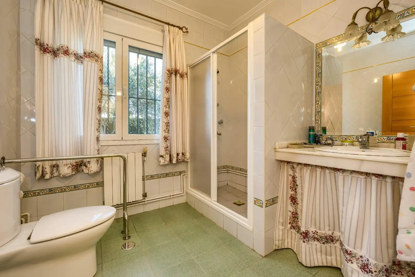 Bathroom of Houses for sale in Palomares del Río  with Air Conditioner, Heating and Private garden