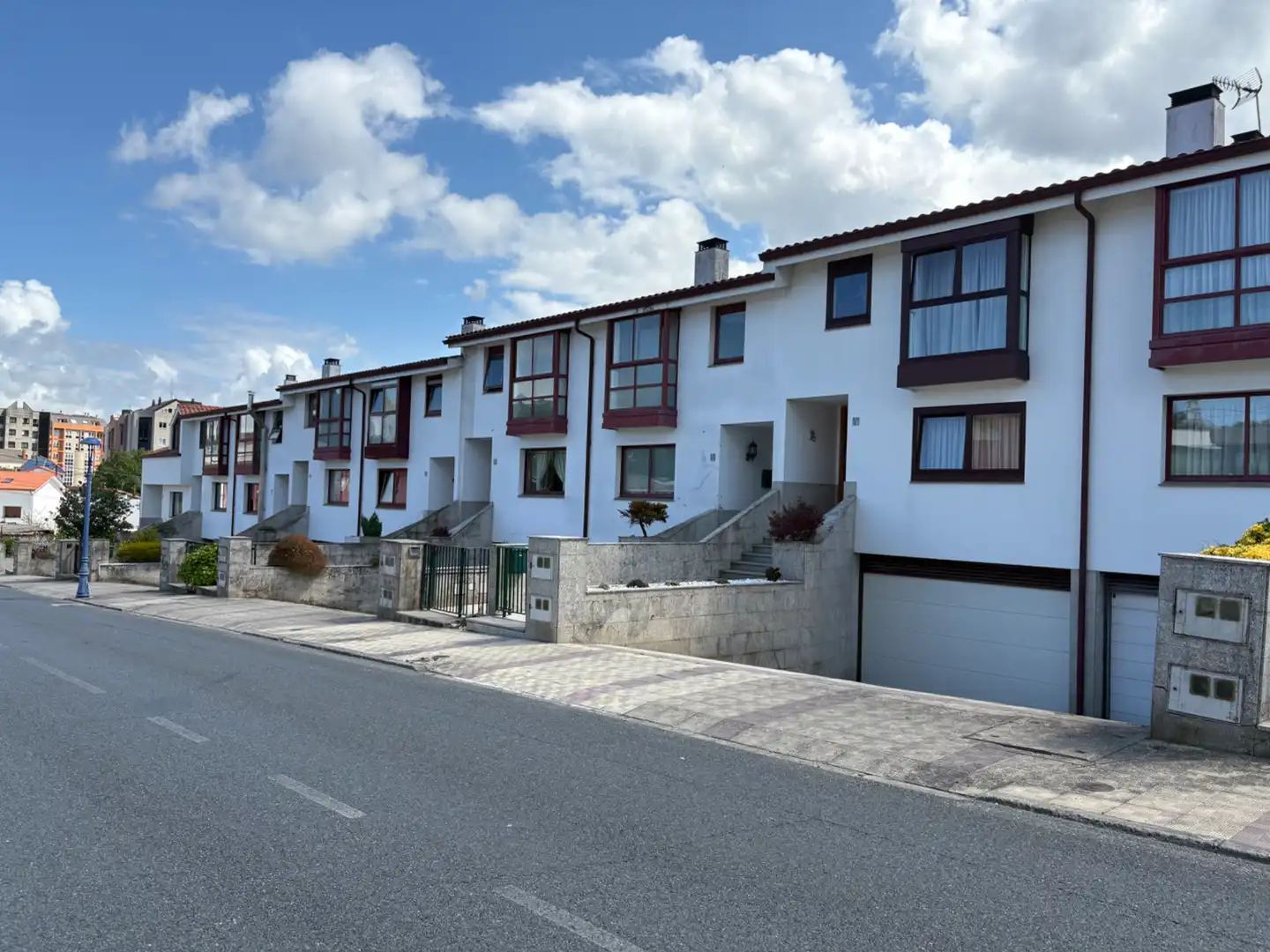 Vista exterior de Casa adosada en venta en Culleredo con Calefacción, Jardín privado y Parquet