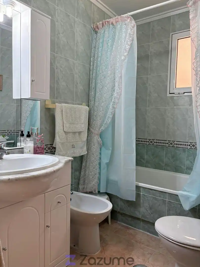 Baño de Piso de alquiler en Torrevieja con Terraza, Amueblado y Lavadora