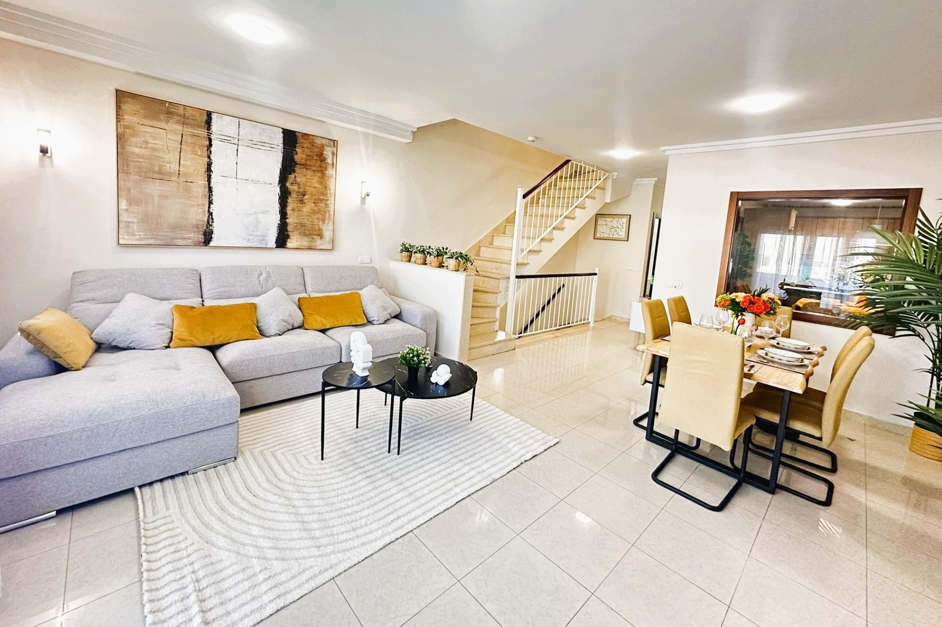 Sala d'estar de Casa adosada en venda en Arona amb Aire condicionat, Jardí privat i Terrassa