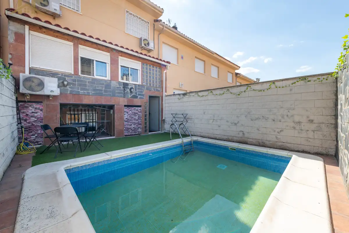 Piscina de Casa adosada en venta en Loeches con Aire acondicionado, Calefacción y Jardín privado