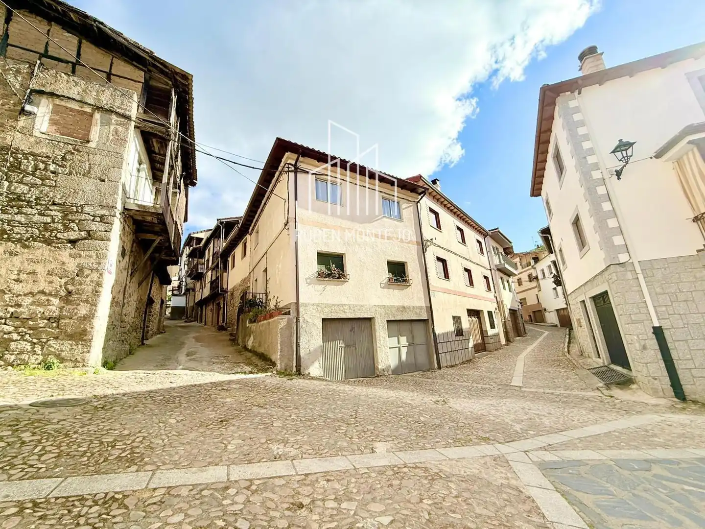 Vista exterior de Casa o xalet de lloguer en San Esteban de la Sierra amb Aire condicionat, Calefacció i Terrassa