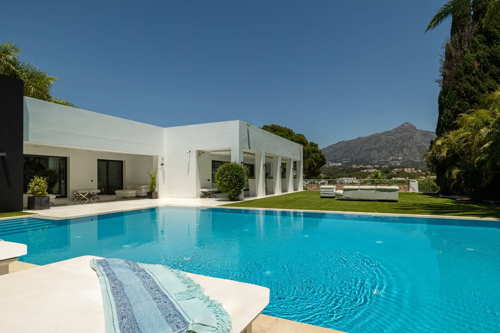 Piscina de Casa o xalet en venda en Nueva Andalucía