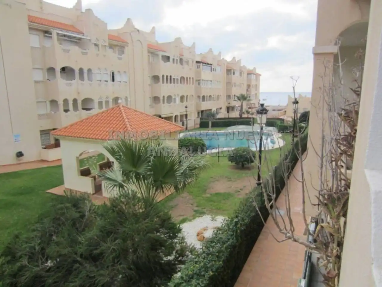 Vista exterior de Piso de alquiler en Almería con Terraza, Amueblado y Piscina comunitaria