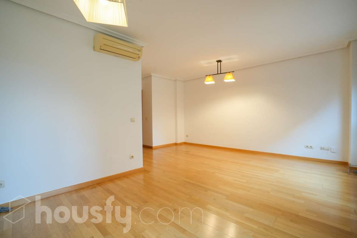 Living room of Flat for sale in  Madrid Capital  with Air Conditioner, Heating and Storage room