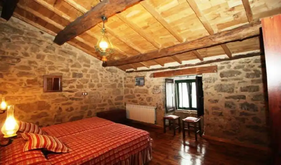 Dormitori de Casa o xalet en venda en O Páramo  amb Jardí privat