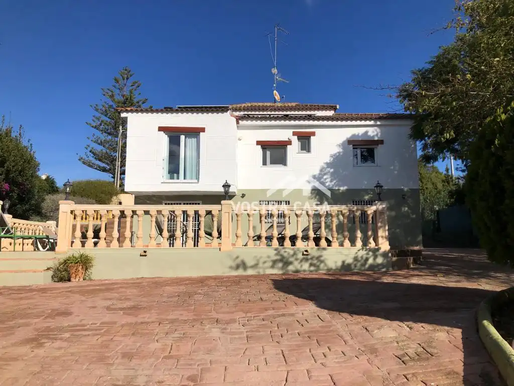 Vista exterior de Casa o xalet de lloguer en Torrent amb Jardí privat i Piscina