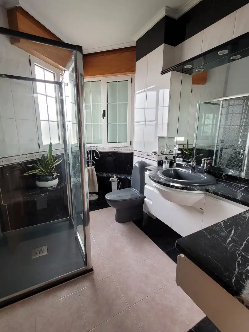 Badezimmer von Haus oder Chalet zur Miete in Castro-Urdiales mit Heizung, Privatgarten und Terrasse