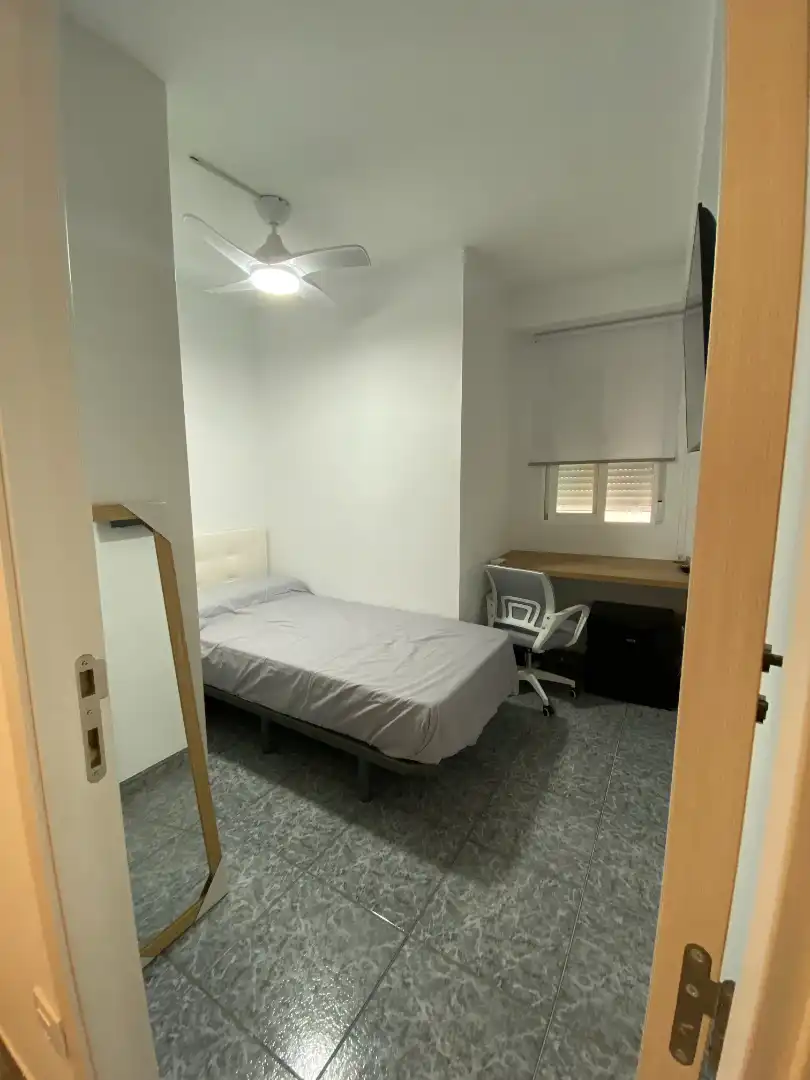 Dormitori de Apartament per a compartir en Valencia amb Aire condicionat, Moblat i Forn