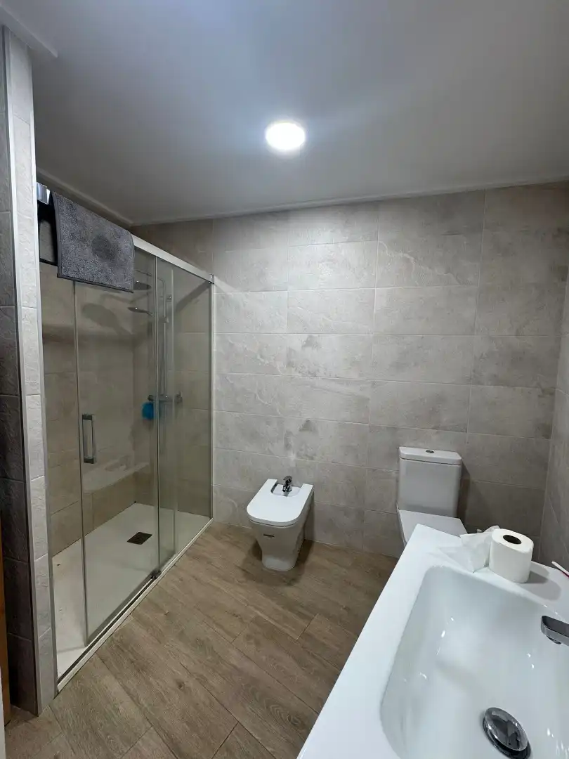 Badezimmer von Wohnung zur untervermieten in Valencia mit Möbliert, Ofen und Waschmaschine