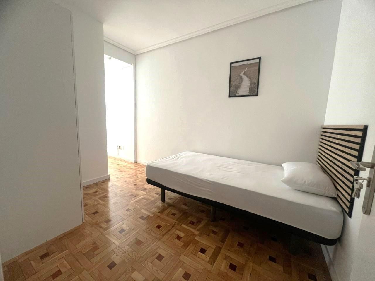Flat to share in De Fermín Caballero, La Paz, Fuencarral - El Pardo,  Madrid Capital