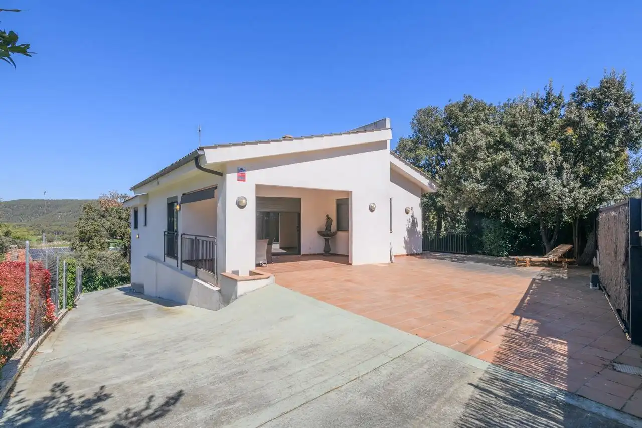 Vista exterior de Casa o xalet en venda en Castellnou de Bages amb Jardí privat, Terrassa i Piscina
