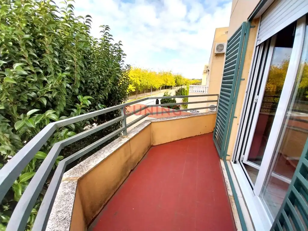 Vista exterior de Casa o xalet en venda en Cáceres amb Jardí privat