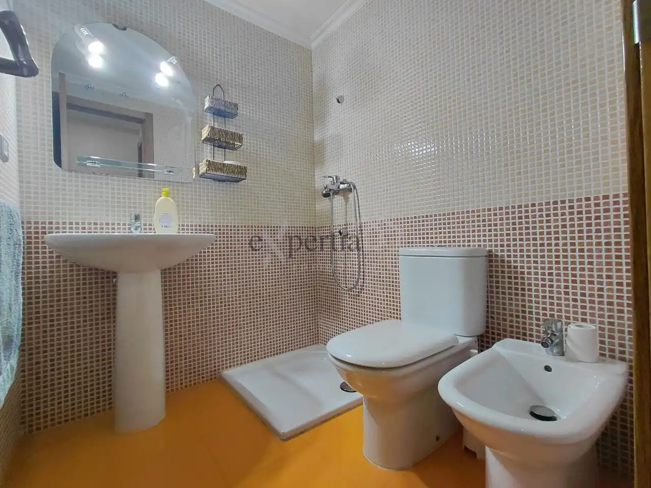 Badezimmer von Wohnung zur Miete in Boiro mit Heizung, Abstellraum und Möbliert