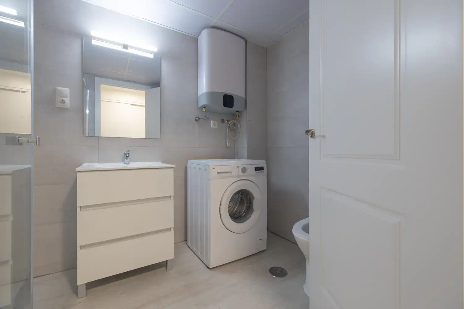 Bany de Apartament de lloguer en Madrid amb Aire condicionat, Calefacció i Jardí privat