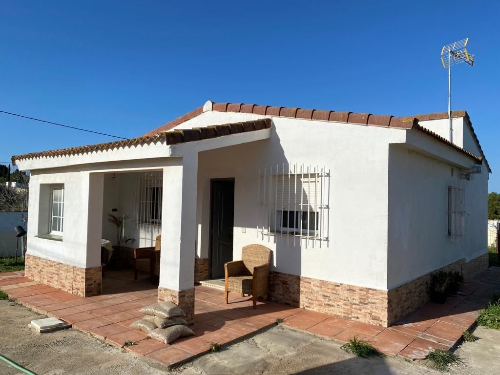 Vista exterior de Casa o xalet en venda en Chiclana de la Frontera amb Traster i Piscina