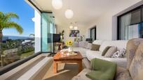 Sala d'estar de Apartament en venda en Estepona amb Terrassa, Piscina i Piscina comunitària