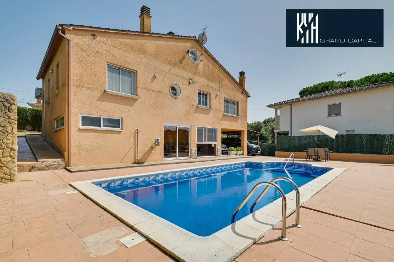 Casa con terraza en venta en Urbanització Llac del Cigne