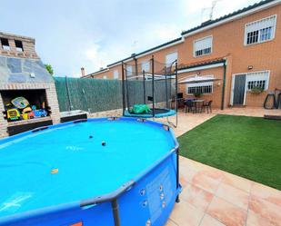 Piscina de Casa adosada en venda en Hormigos amb Piscina