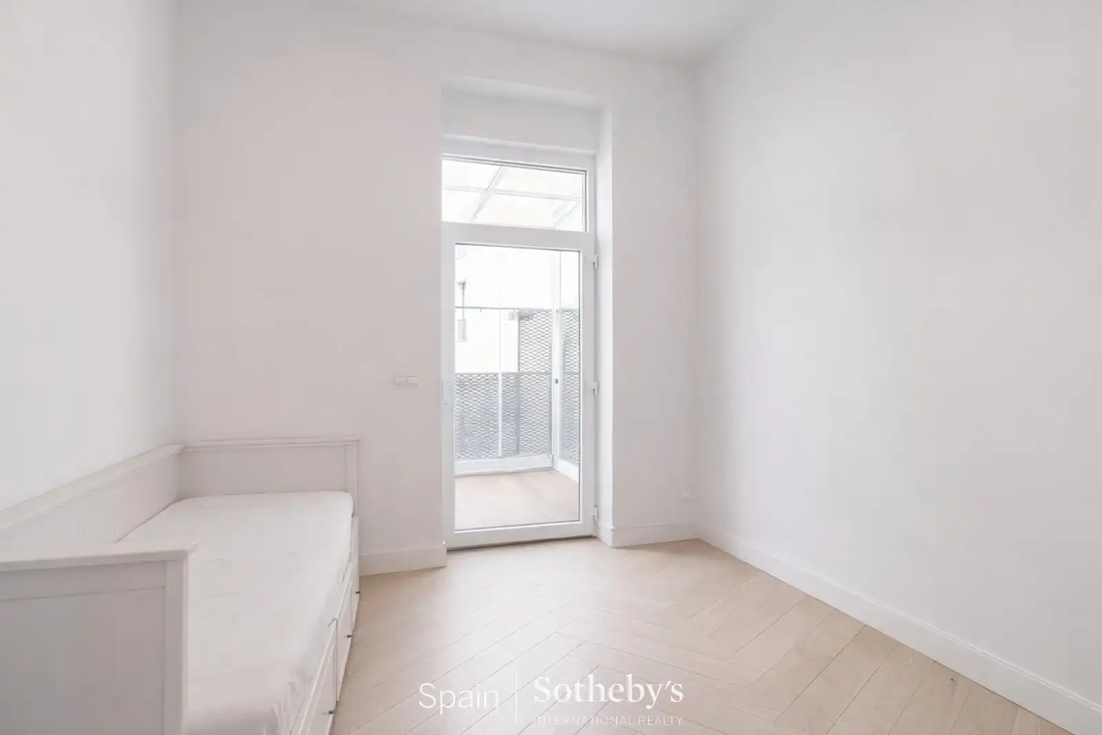 Dormitori de Apartament de lloguer en Madrid amb Aire condicionat, Calefacció i Terrassa