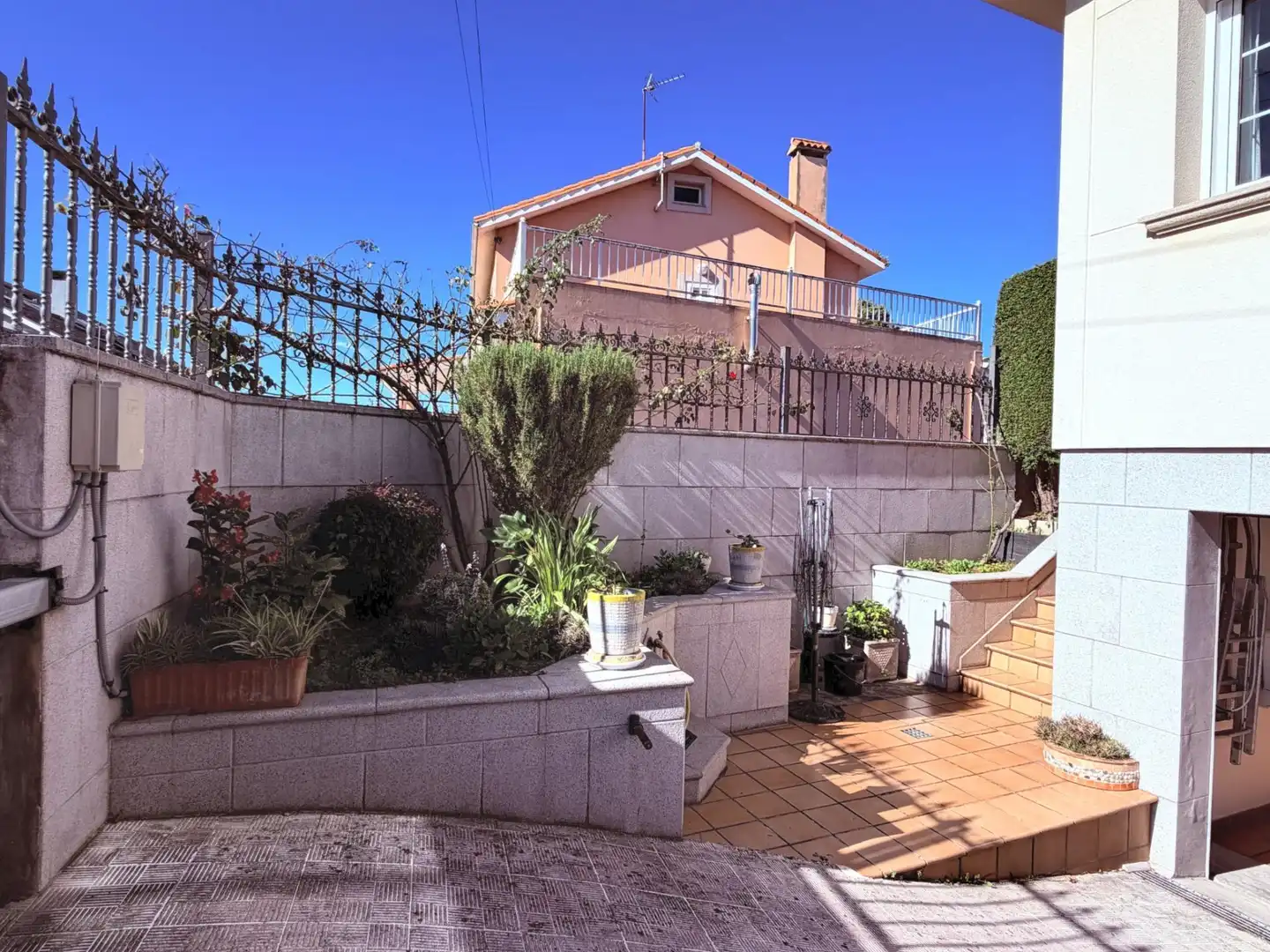 Vista exterior de Casa o xalet en venda en Oleiros amb Calefacció, Jardí privat i Terrassa
