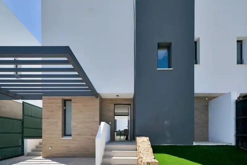 Vista exterior de Casa adosada de alquiler en Estepona con Aire acondicionado, Jardín privado y Terraza