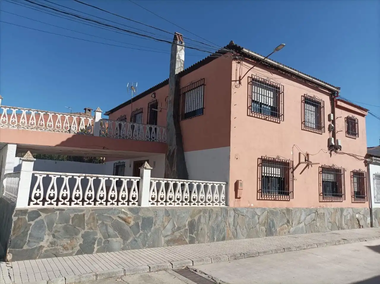 Vista exterior de Casa adosada en venda en Campotéjar amb Terrassa