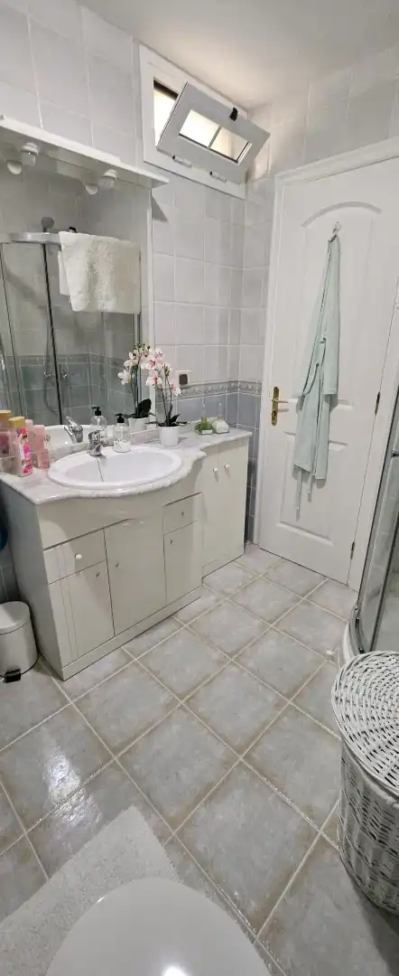 Badezimmer von Wohnung zum Verkauf in Arona mit Privatgarten, Möbliert und Ofen