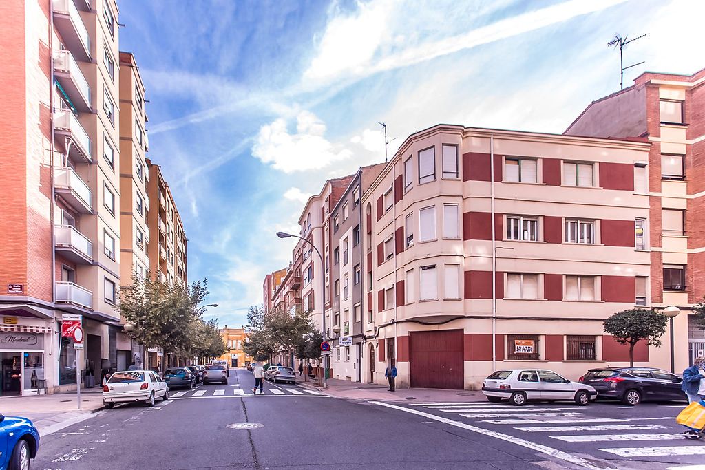 Vista exterior de Pis en venda en  Logroño